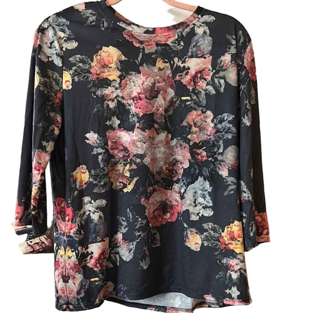 Floral Print Women's  tee shirt Top worn one time.